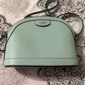 Brand new, never used Kate spade purse in excellent condition.